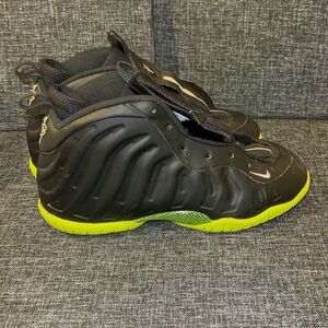 Nike Kids Black and Neon Green Sneakers